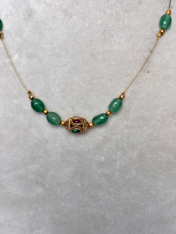 Green_beads_invisible_necklace