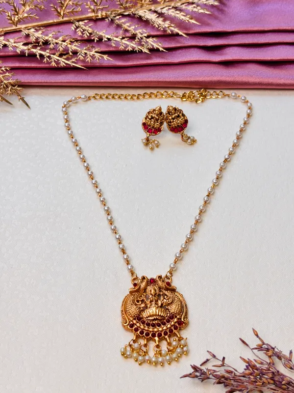Small_pearl_beads_Red_lakshmi_EN_081