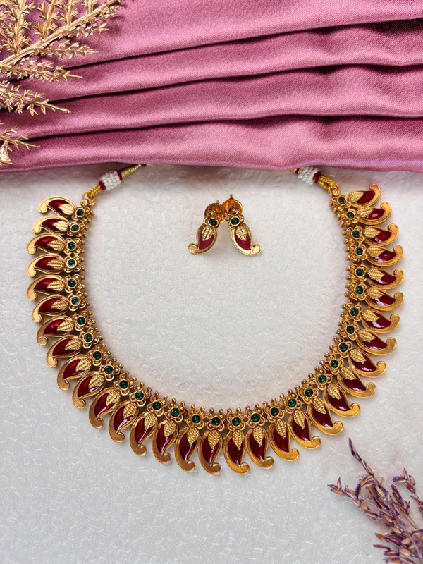 Vaishnavi_Crimson_Feather_Necklace_Set