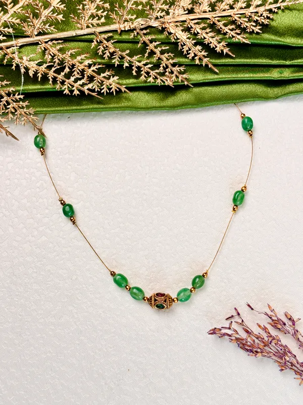 Green_beads_invisible_necklace