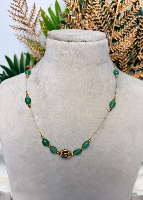 Green_beads_invisible_necklace