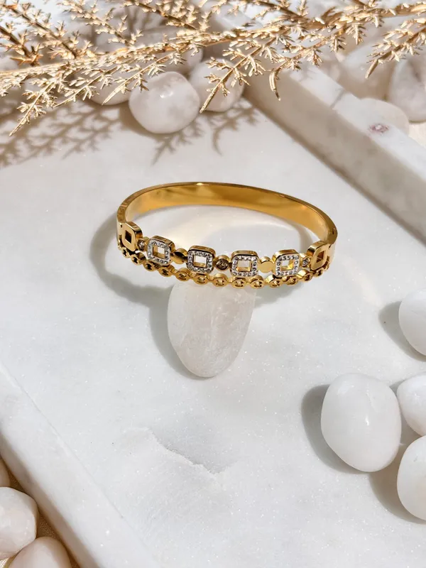 Golden_Elegant_Design_Every_Day_Bracelet_For_Women