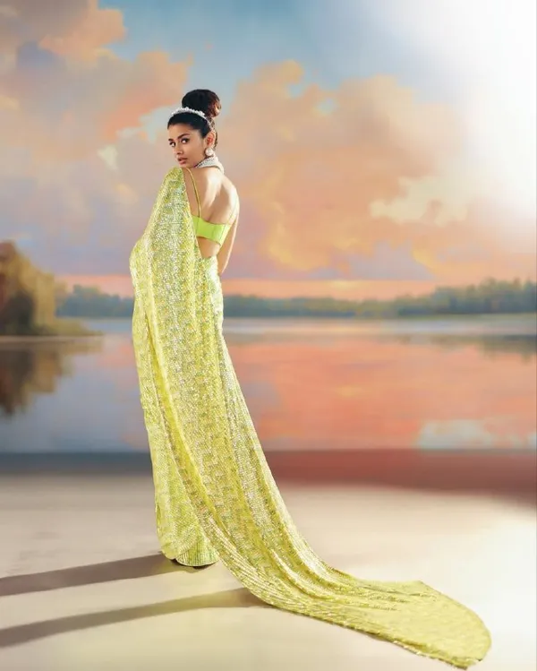 Yellow_Imported_Fabric_Premium_&_Elegant_Saree_With_Unstiched_Blouse_For_Women