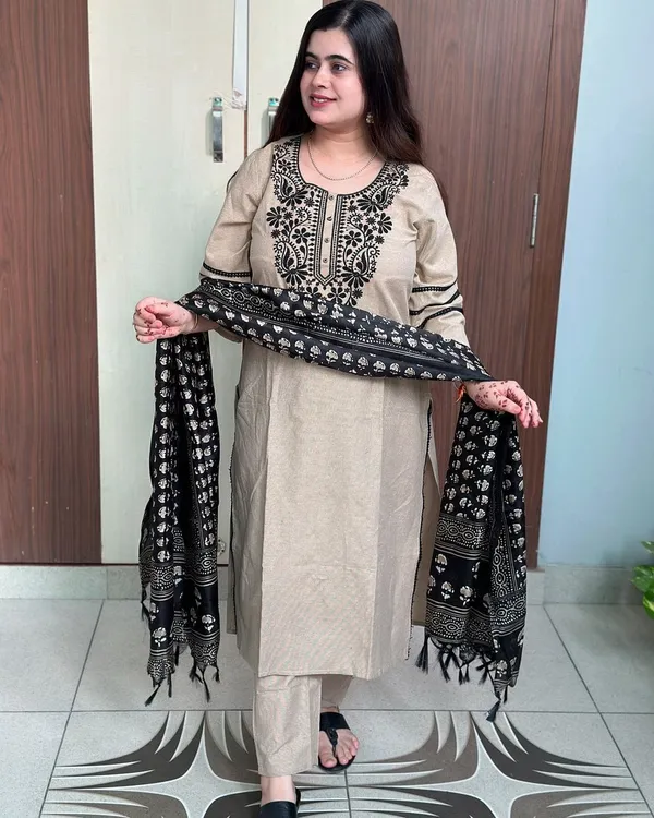 Off_White_Khadi_Silk_Lace_Work_Kurta_Pant_&_Dupatta_For_Women_&_Girls