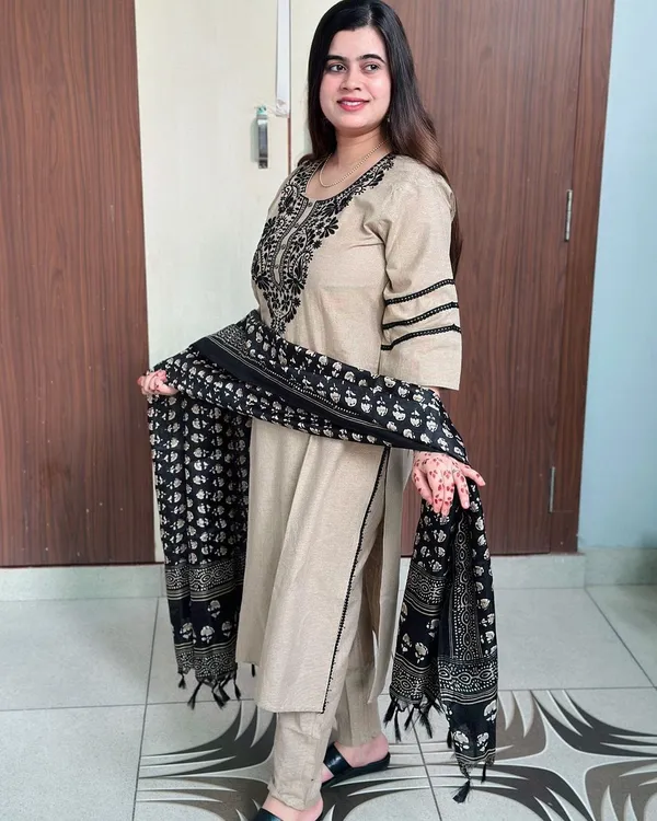 Off_White_Khadi_Silk_Lace_Work_Kurta_Pant_&_Dupatta_For_Women_&_Girls