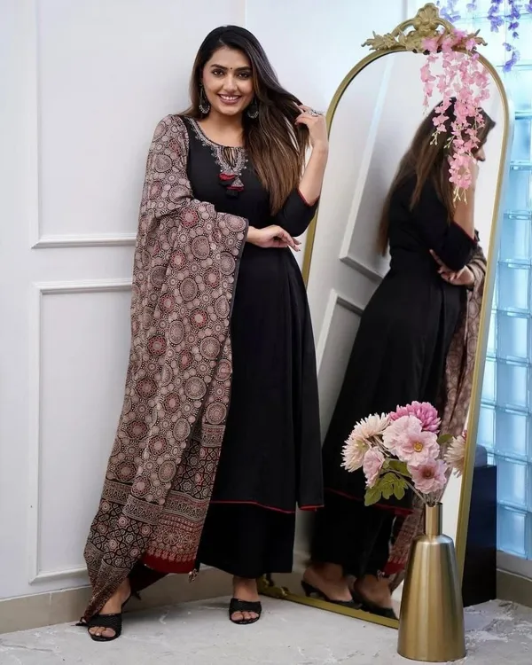 Black_Viscose_Chanderi_Embroiderd_Kurta_Pant_&_Dupatta_For_Women