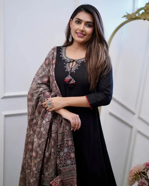 Black_Viscose_Chanderi_Embroiderd_Kurta_Pant_&_Dupatta_For_Women