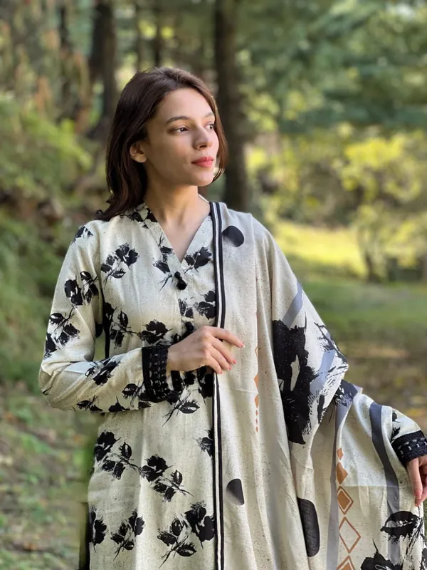 Black_&_White_Cotton_Floral_Motifs_Straight_Cut_V-Neck_Kurta_&_Pant_For_Women