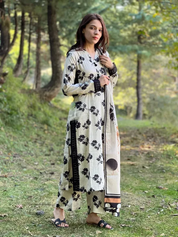Black_&_White_Cotton_Floral_Motifs_Straight_Cut_V-Neck_Kurta_&_Pant_For_Women