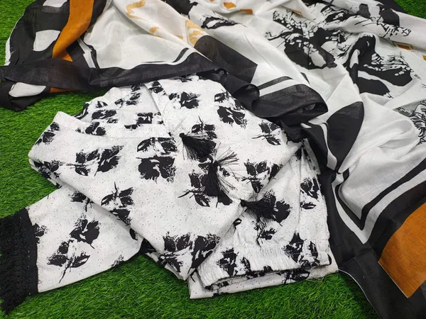 Black_&_White_Cotton_Floral_Motifs_Straight_Cut_V-Neck_Kurta_&_Pant_For_Women