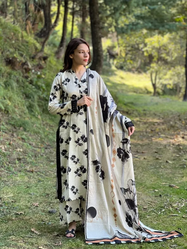 Black_&_White_Cotton_Floral_Motifs_Straight_Cut_V-Neck_Kurta_&_Pant_For_Women