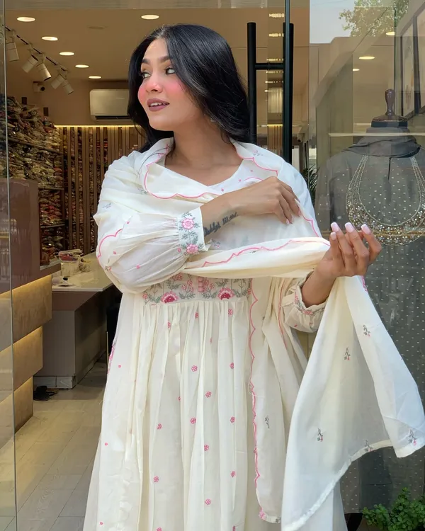 White_Cotton_Dying_Front_Embroidered_Kurta_Pant_&_Dupatta_For_Women