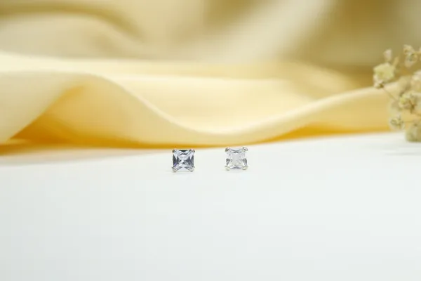 Silver_And_Crystal_Clear_Premium_Quality_Brilliant_Princess_Cut_Solitaire_Earrings