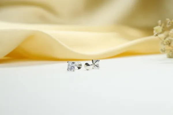 Silver_And_Crystal_Clear_Premium_Quality_Brilliant_Princess_Cut_Solitaire_Earrings