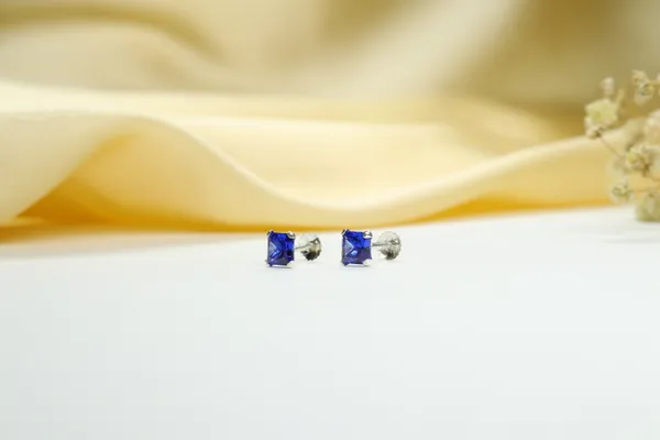 Silver_And_Purple_Premium_Quality_Emerald_Cut_Peridot_Studs