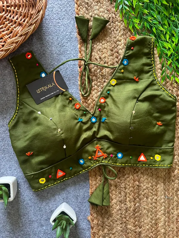 Diwali_Special_Mirror_Work_Triangle_Appliqué_Padded_Halter_Blouse