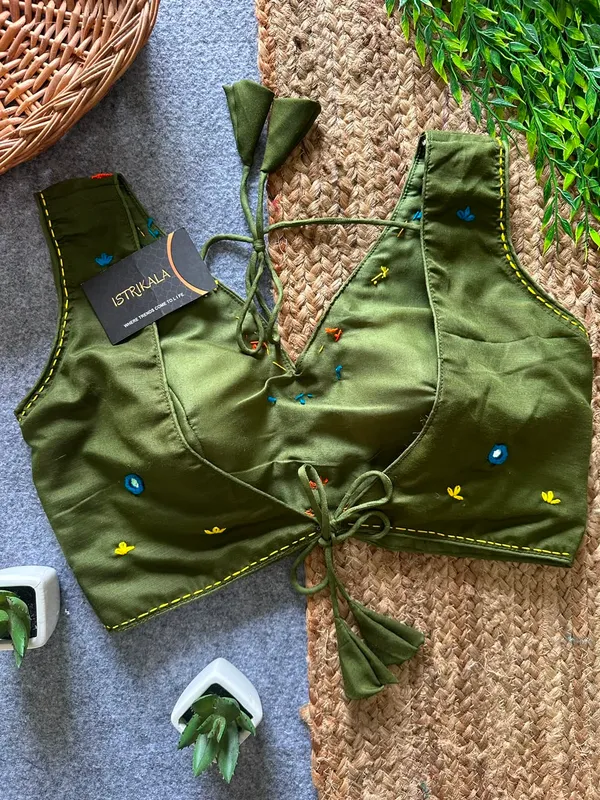Diwali_Special_Mirror_Work_Triangle_Appliqué_Padded_Halter_Blouse