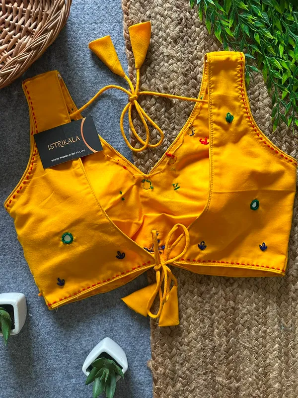 Diwali_Special_Mirror_Work_Triangle_Appliqué_Padded_Halter_Blouse