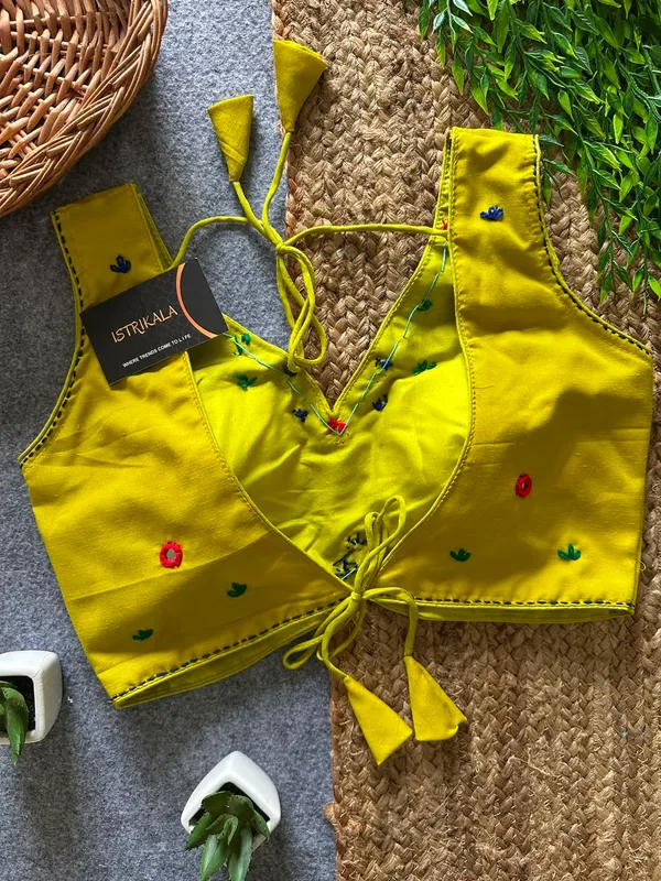 Diwali_Special_Mirror_Work_Triangle_Appliqué_Padded_Halter_Blouse