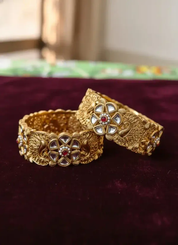 Classic_Indian_Kundan_Gold_Bangles_With_Intricate_Filigree_Design