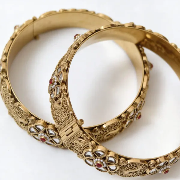 Classic_Indian_Kundan_Gold_Bangles_With_Intricate_Filigree_Design