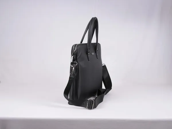 Stylish_Black_Leather_Duffle_Bag_For_Men_&_Women_(made_with_Premium_Leather)