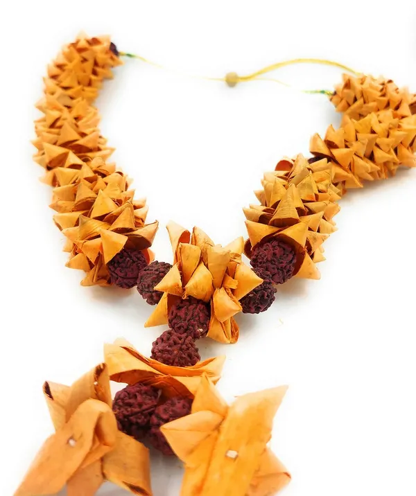 Sandalwood_Along_With_5_Mukhi_Rudraksh_Beads_Scented_Photo_Frame_Mala_|_Chandan_Scented_Wooden_Chaal_|_Garland_For_Photos_Of_Loved_Ones_|_Garland_For_God|,(18_Inch)(Size_Adjustable)_(18)