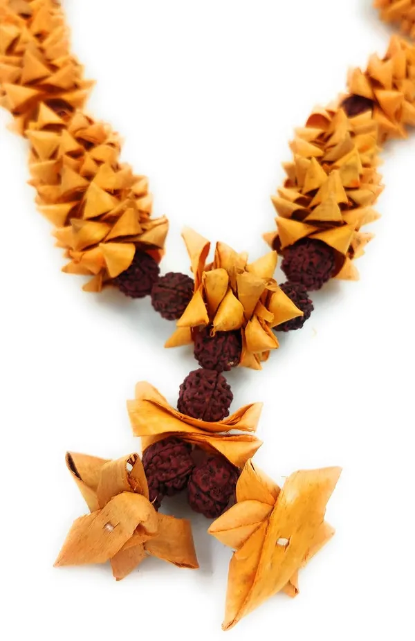 Sandalwood_Along_With_5_Mukhi_Rudraksh_Beads_Scented_Photo_Frame_Mala_|_Chandan_Scented_Wooden_Chaal_|_Garland_For_Photos_Of_Loved_Ones_|_Garland_For_God|,(18_Inch)(Size_Adjustable)_(18)