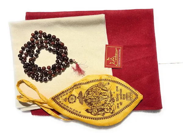 Premium_Meditation_Combo_Red,White_Woollen_Aasan_With_Singal_Gomukhi_&_Lal_Chandan_Mala/Perfect_Mat_For_Meditation_&_Prayers_Comfortable_On_Direct_Sitting_On_The_Ground_And_Worshiping.