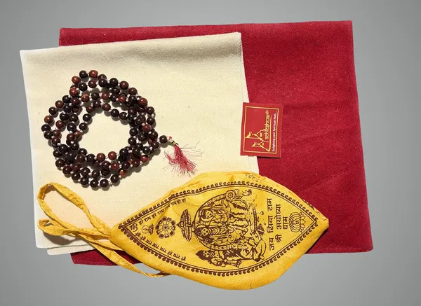Premium_Meditation_Combo_Red,White_Woollen_Aasan_With_Singal_Gomukhi_&_Lal_Chandan_Mala/Perfect_Mat_For_Meditation_&_Prayers_Comfortable_On_Direct_Sitting_On_The_Ground_And_Worshiping.