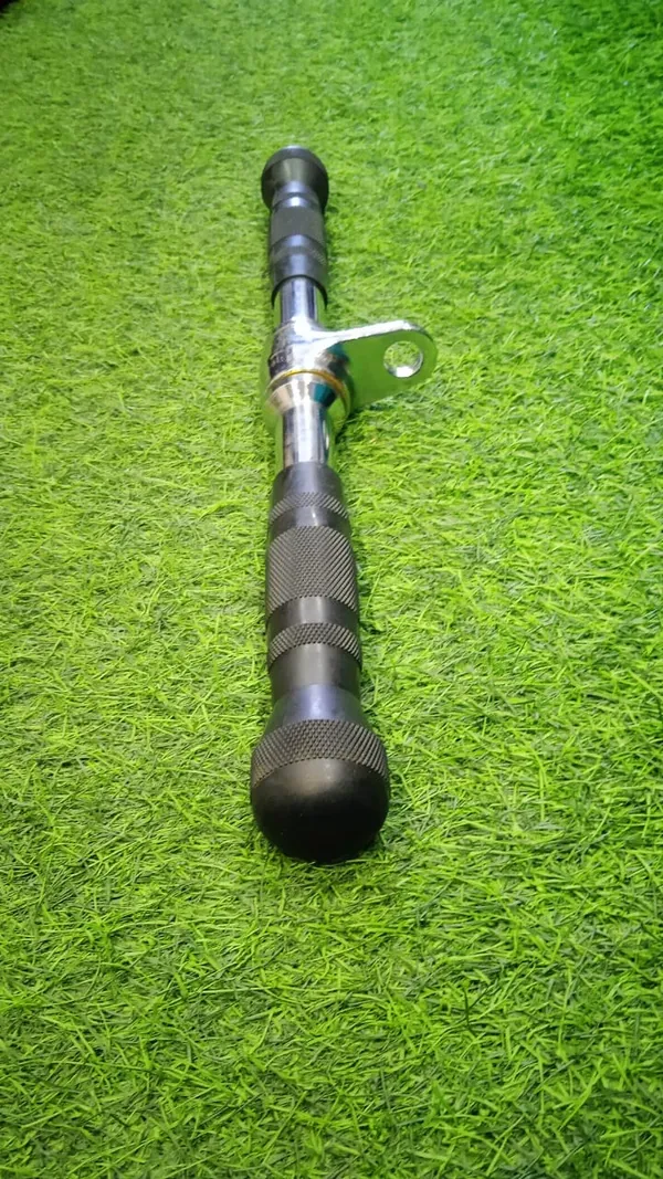 Chrome_Plates_With_Black_Rubber_Grips_Solid_Lat_Bar_(Revolving_Straight_Bar)