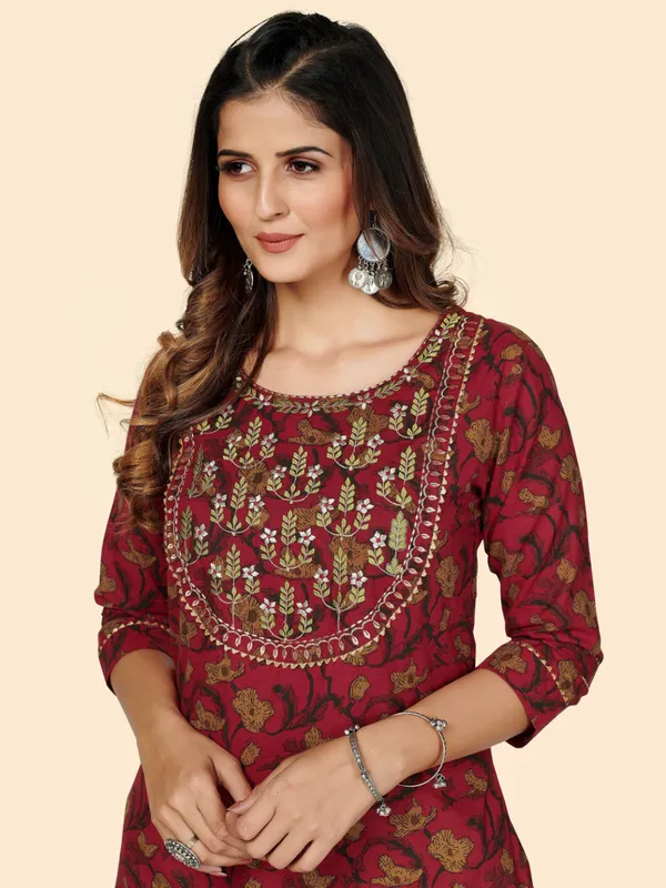 Red_Embroidered_Straight_Cotton_Kurta_For_Women