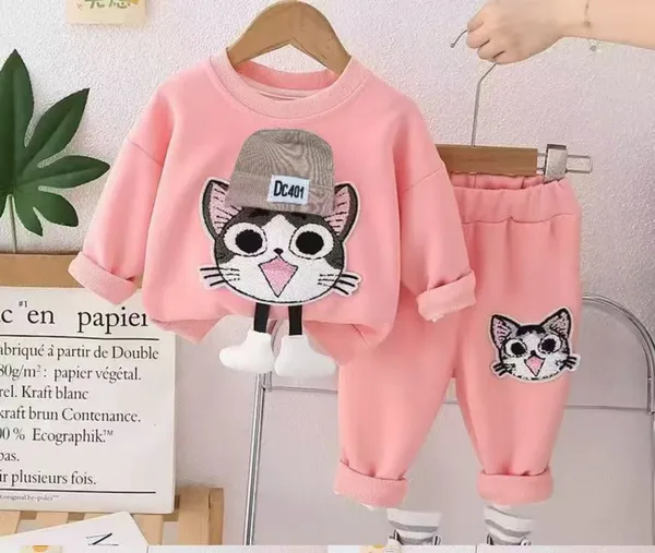 Cat_applique_kids’_sweatshirt_and_jogger_set