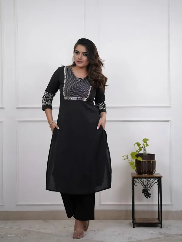 Off_White_Cotton_Embroidered_Kurta_Pant_Set_For_Women