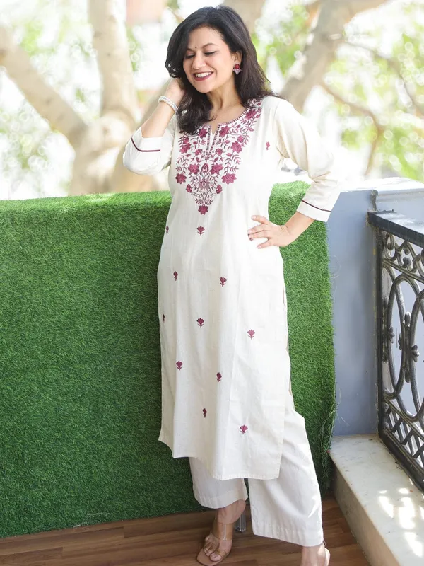 Cream_White_Cotton_Rose_Thread_Embroidery_Kurti_For_Women