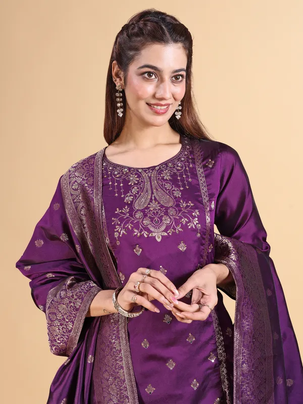 Purple_Silk_Jequrd_Three-Quarter_Sleeves_Mirror_Work_Kurta_Set_With_Dupatta