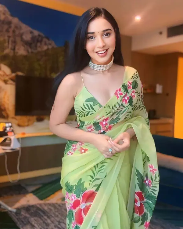 Parrrot_Colour_-_1_Minute_Ready_To_Mossy_Floral_Pure_Soft_Georgette_Silk_Saree