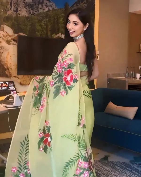 Parrrot_Colour_-_1_Minute_Ready_To_Mossy_Floral_Pure_Soft_Georgette_Silk_Saree