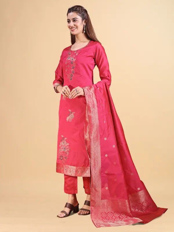 Red_Silk_Jequrd_Three-Quarter_Sleeves_Mirror_Work_Kurta_Set_With_Dupatta