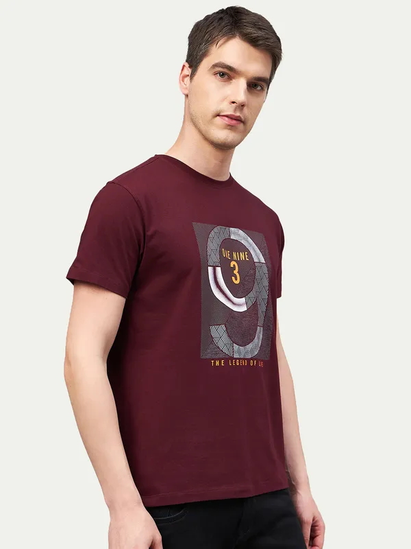 Maroon_Cotton_Blend_Printed_T-Shirt_For_Men
