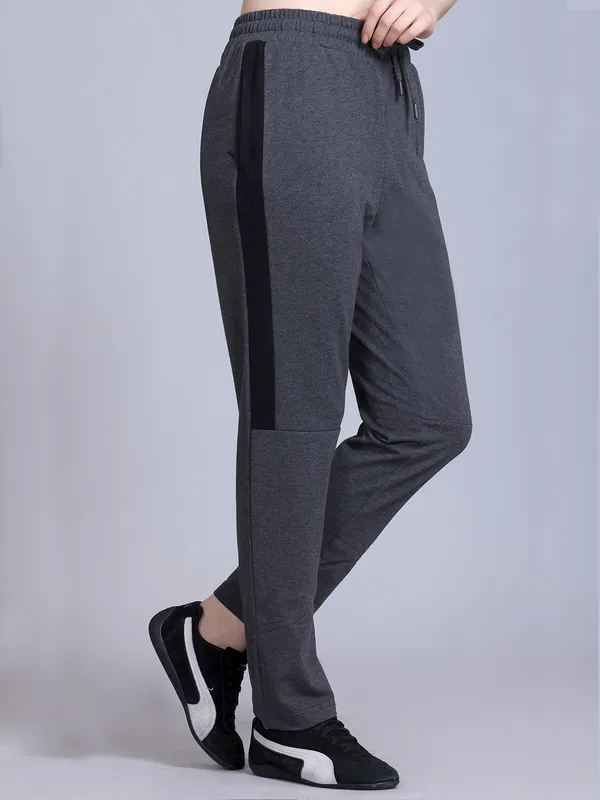 Grey_Cotton_Blend_Solid_Track_Pant_For_Women