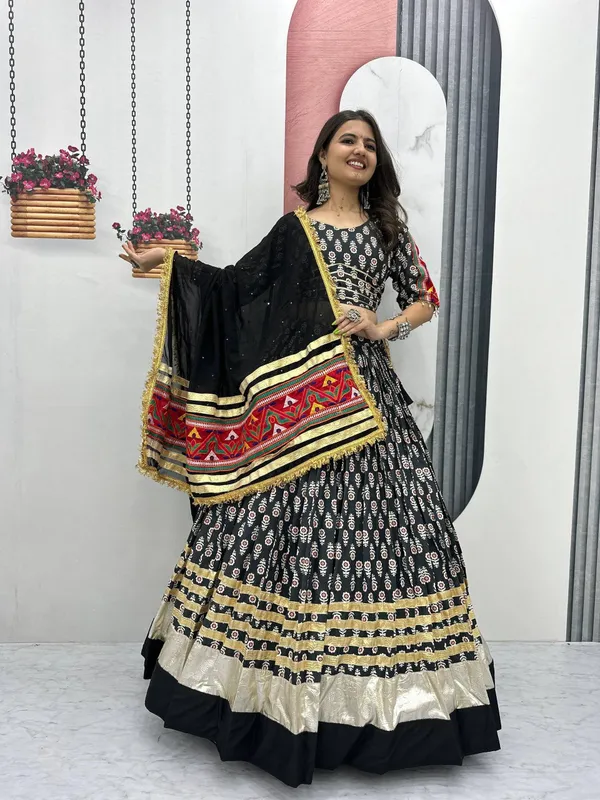 Black_Digital_Patola_Print_Traditional_Lehenga_Choli_For_Women