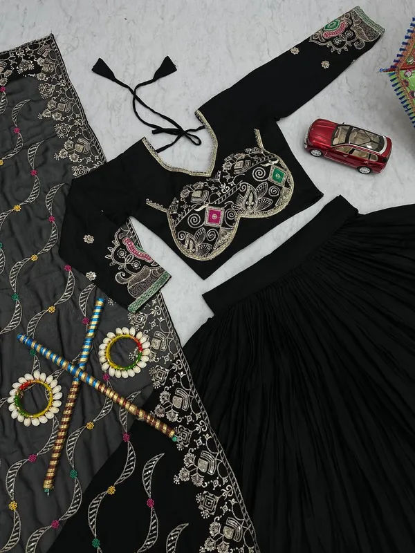 Black_Digital_Patola_Print_Traditional_Lehenga_Choli_For_Women