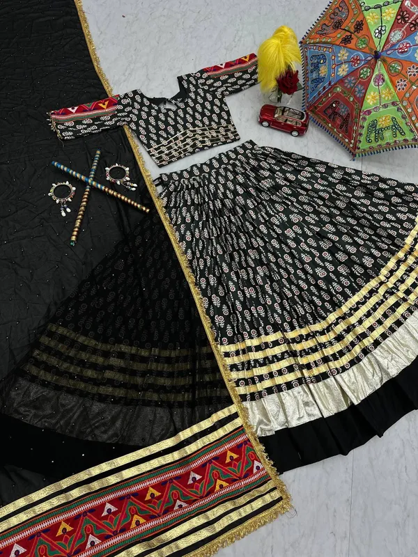 Black_Digital_Patola_Print_Traditional_Lehenga_Choli_For_Women