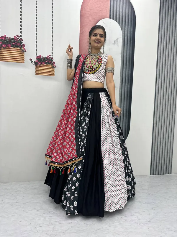 Black_Digital_Patola_Print_Traditional_Lehenga_Choli_For_Women