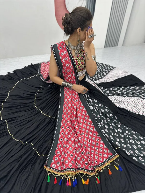 Black_Digital_Patola_Print_Traditional_Lehenga_Choli_For_Women