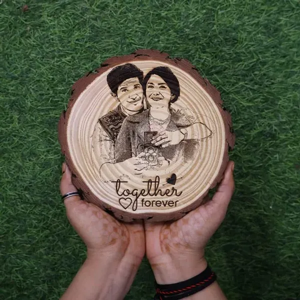 Customizable_Engraved_On_Wood_Photo_Frame_–_Round_Shape
