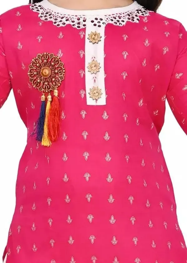 Pink_Rayon_Cotton_Makkhi_Print_Three-Quarter_Sleeves_Churidar_Set_For_Girls
