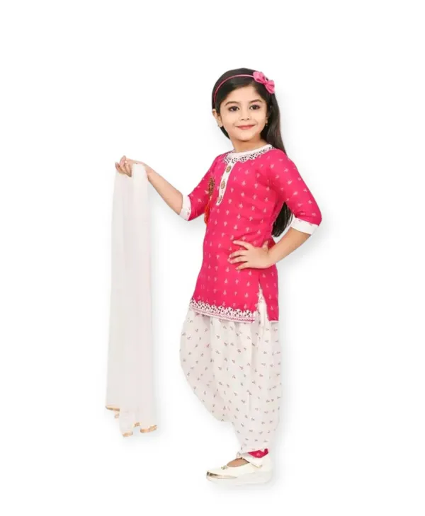 Pink_Rayon_Cotton_Makkhi_Print_Three-Quarter_Sleeves_Churidar_Set_For_Girls