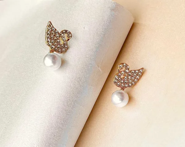 Gold&White_Alloy_Drops_&_Danglers_For_Women
